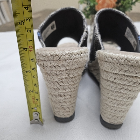 Toms Womens size 7.5 M Faux Leather snake print wedges mules. - Picture 6 of 12